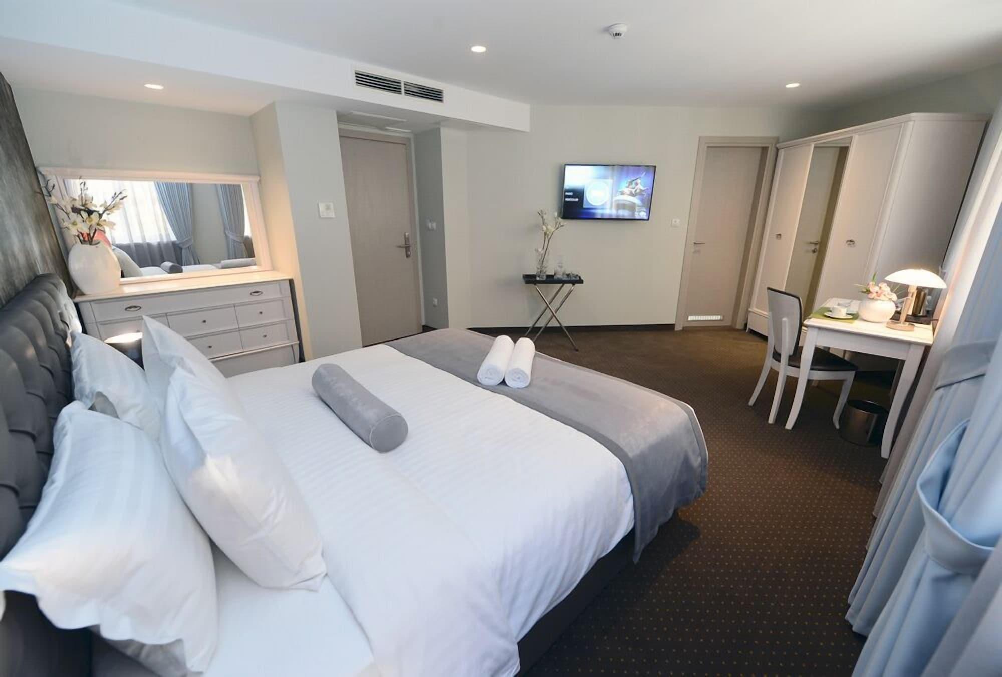 Alexandar Square Boutique Hotel Скопие Екстериор снимка