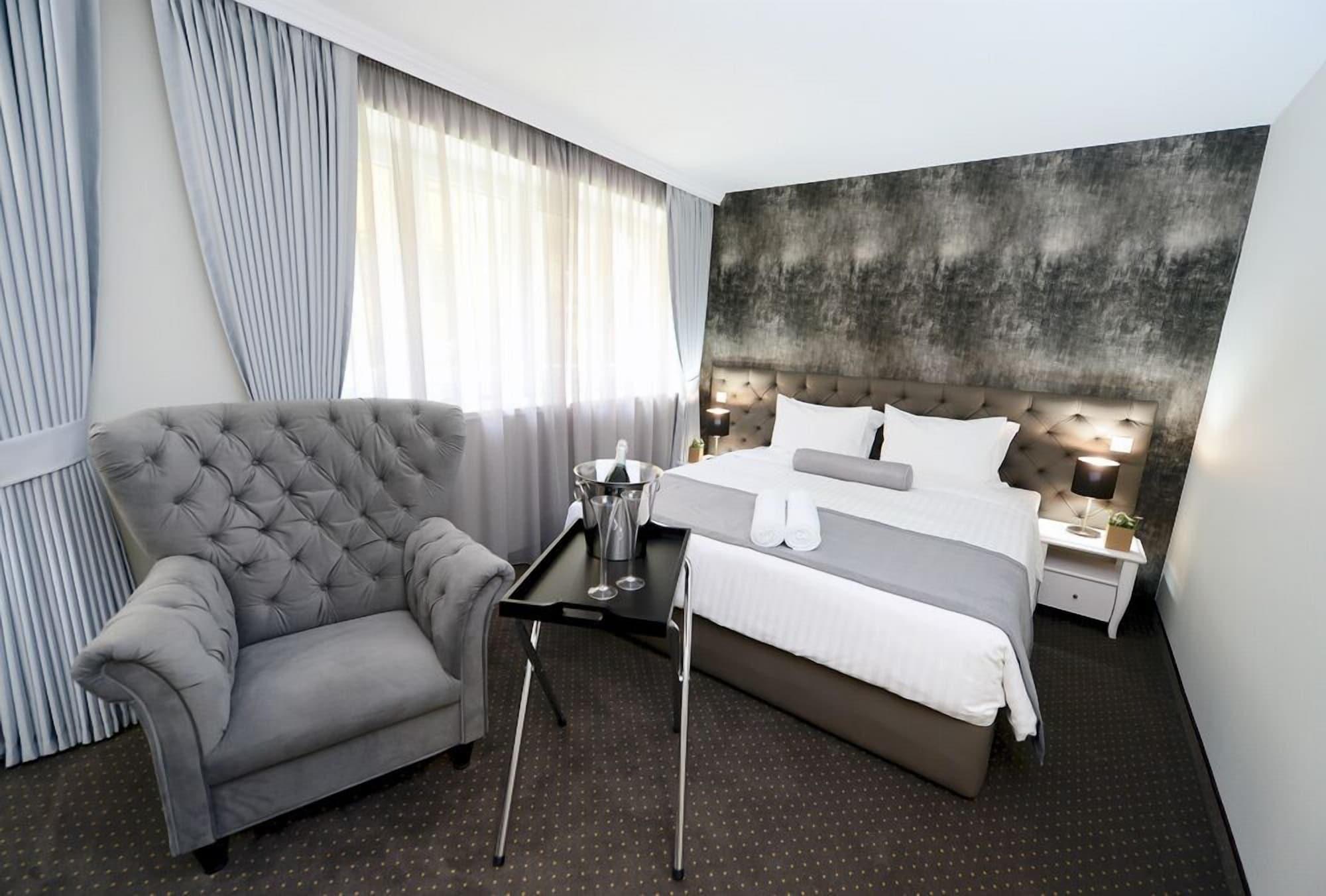 Alexandar Square Boutique Hotel Скопие Екстериор снимка