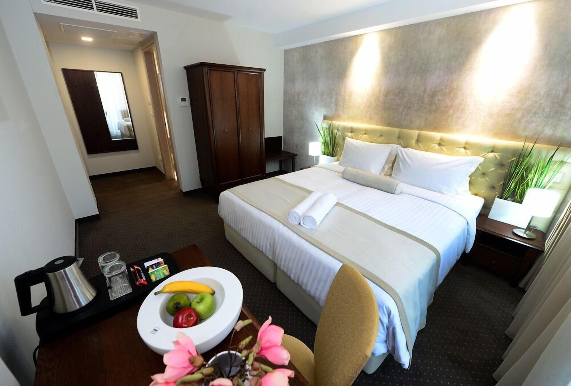 Alexandar Square Boutique Hotel Скопие Екстериор снимка