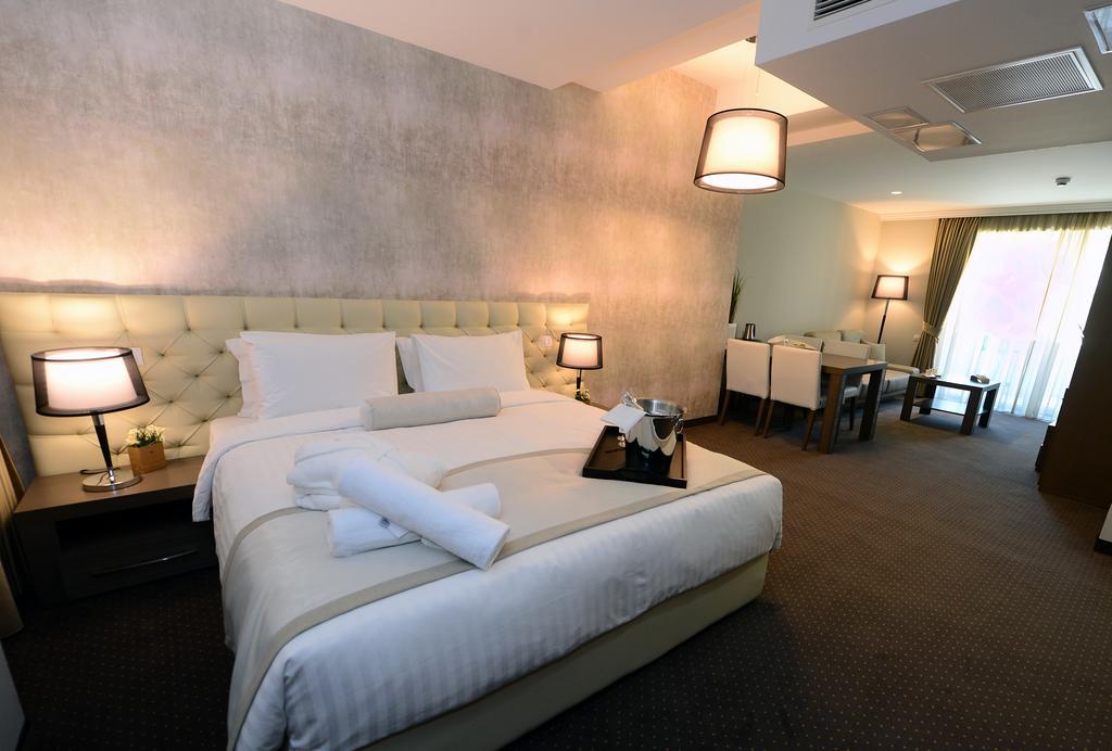 Alexandar Square Boutique Hotel Скопие Екстериор снимка