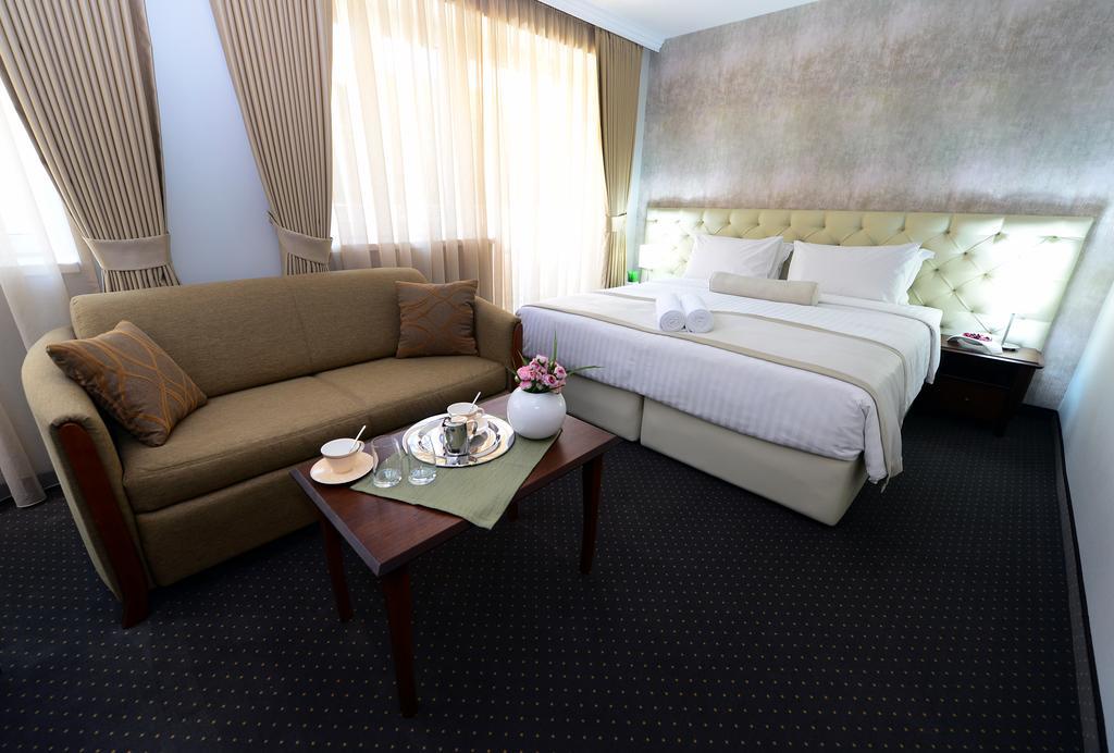 Alexandar Square Boutique Hotel Скопие Екстериор снимка